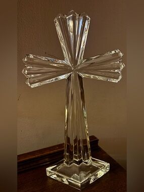 Stunning Slovenian 24% Lead Crystal Sunburst Star Cut Standing Cross